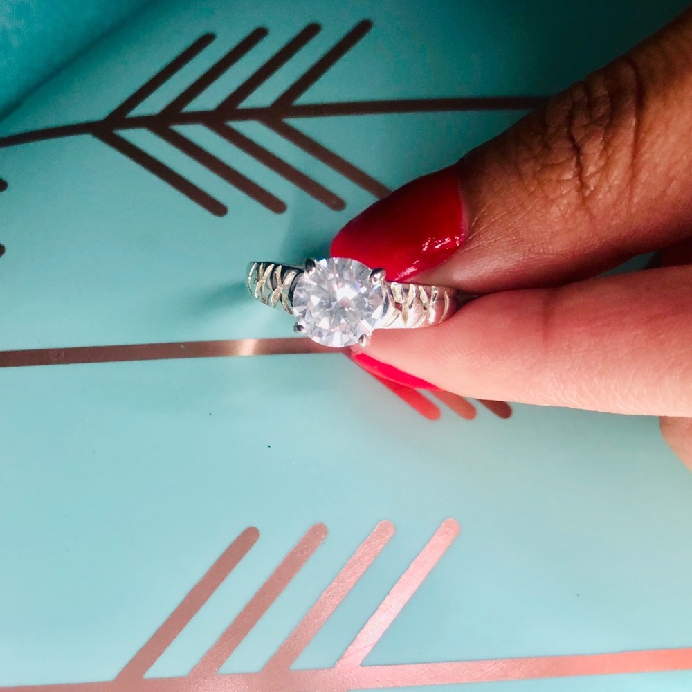 Beautiful ring. - Picture 3 of 4
